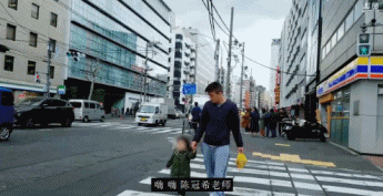 婉拒后仍遭主播跟拍直播 陈冠希发飙：我带着女儿！-2.gif