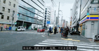 婉拒后仍遭主播跟拍直播 陈冠希发飙：我带着女儿！-4.gif