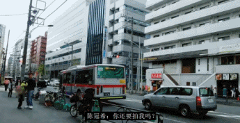 婉拒后仍遭主播跟拍直播 陈冠希发飙：我带着女儿！-15.gif