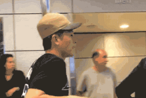 婉拒后仍遭主播跟拍直播 陈冠希发飙：我带着女儿！-23.gif
