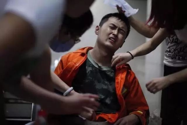 致敬英雄！24个90后、2个00后、1个80后的最后朋友圈-32.jpg