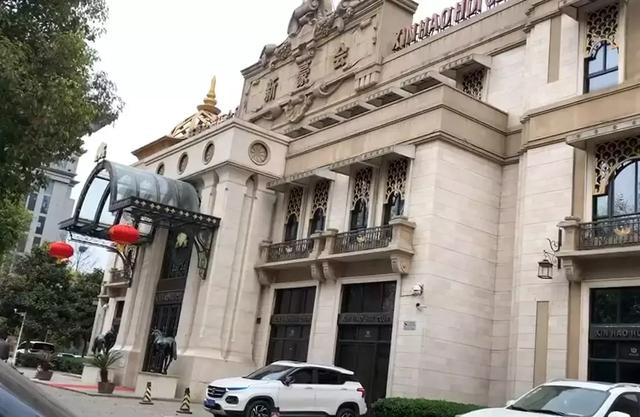 记者暗访涉黄会所：女招待被逼学淫秽表演-1.jpg