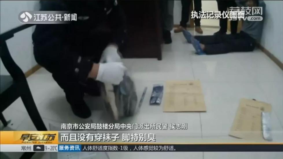 男子为躲机场安检，一个月没洗脚！结果落地就被抓…-2.jpg