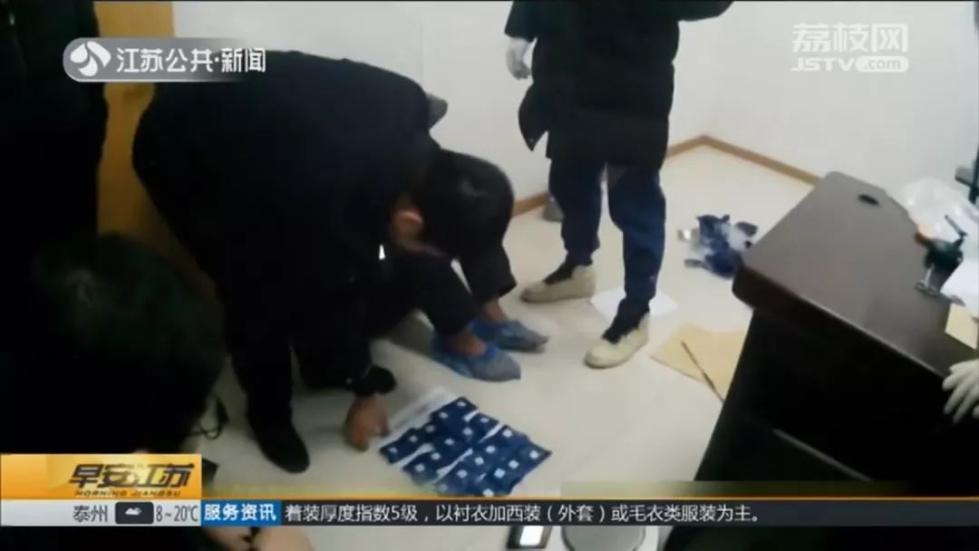 男子为躲机场安检，一个月没洗脚！结果落地就被抓…-3.jpg