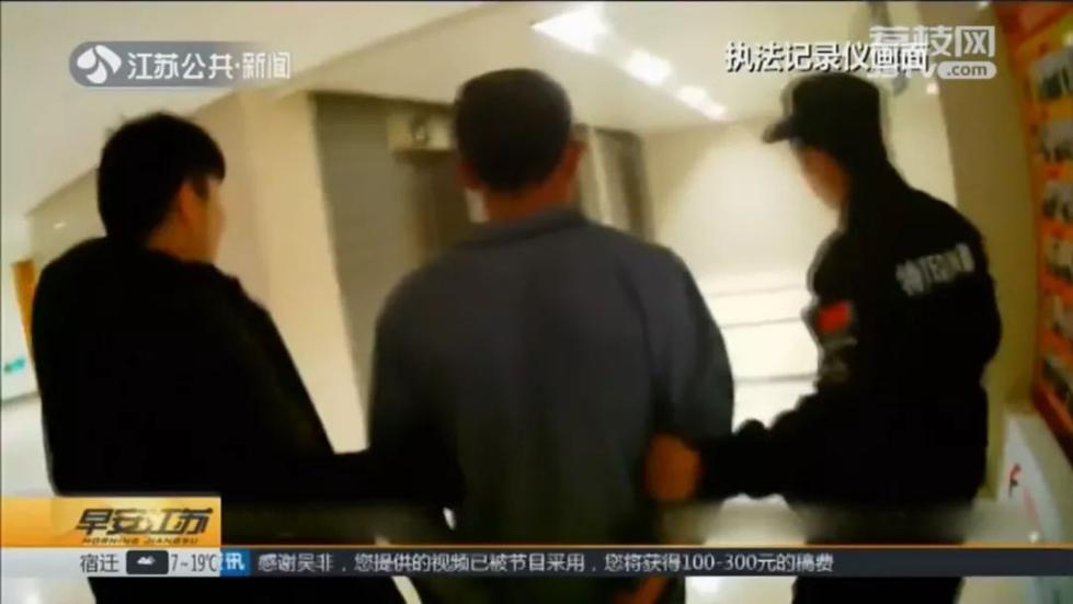 男子为躲机场安检，一个月没洗脚！结果落地就被抓…-6.jpg