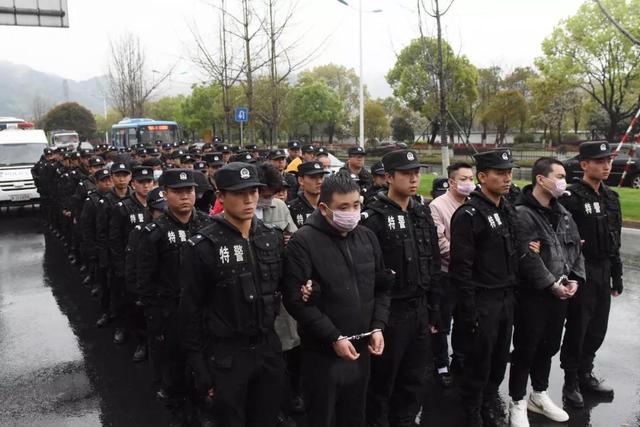 台州警方摧毁全国最大网络赌博团伙：百人被抓 赌资过亿-2.jpg