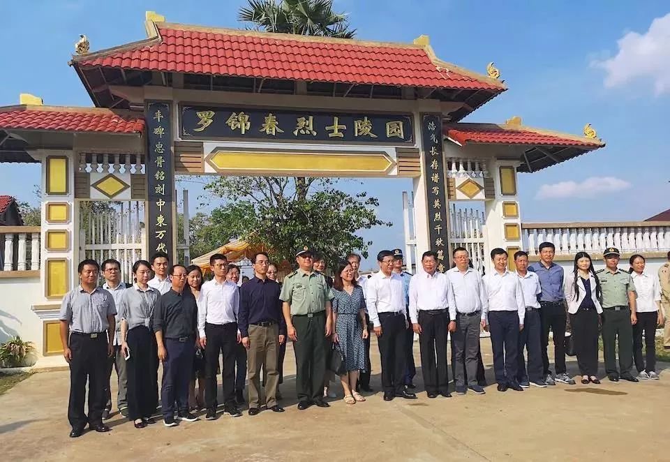 中国驻柬埔寨大使祭奠中国维和烈士-2.jpg