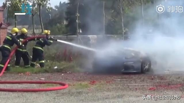 烧了辆真车！百万保时捷上山扫墓 一不小心烧成了空壳-2.jpg