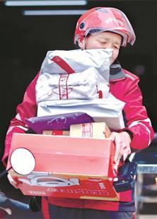 “励志大叔”武汉坐拥10多套房产，依然每天送快递-1.jpg