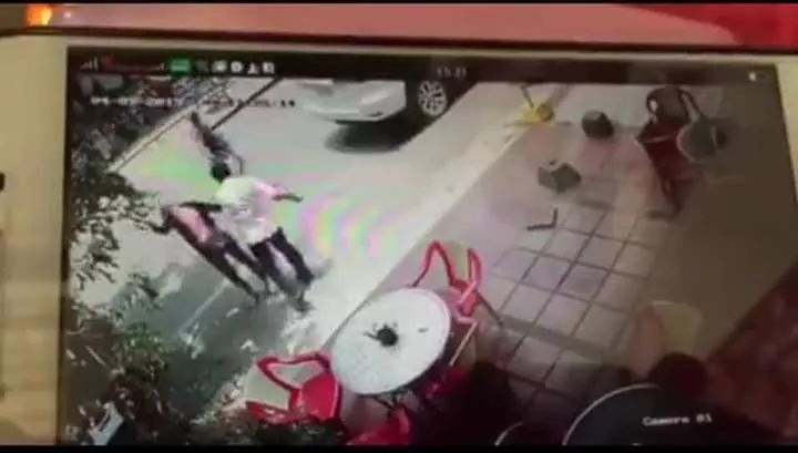 柬埔寨一女子指责男子车速过快，结果遭暴打！-1.jpg