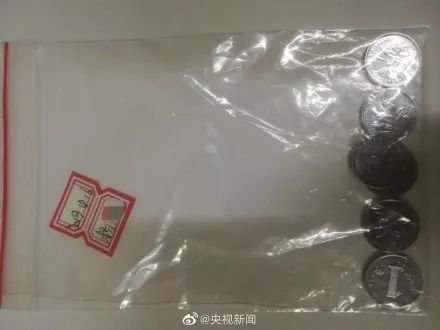 愚昧！大妈向飞机扔硬币祈福被拘！-1.jpg