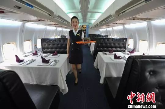 愚昧！大妈向飞机扔硬币祈福被拘！-2.jpg