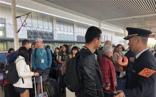 高铁站为外国游客开专门检票口遭质疑！-3.jpg
