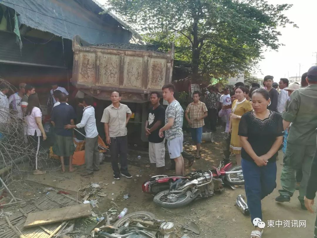 卡车撞民宅  现场惨不忍睹-1.jpg