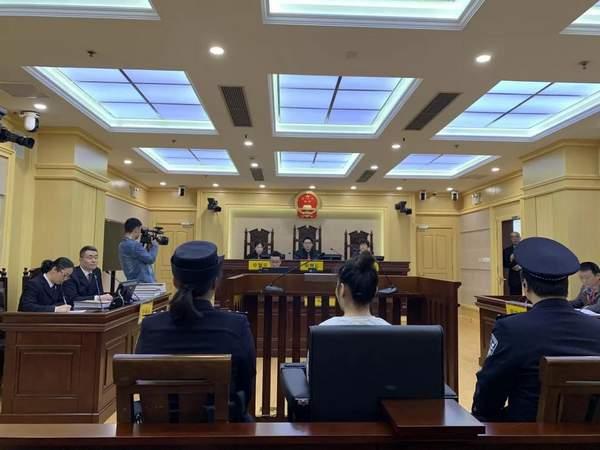 神操作！90后女生高买低卖迪士尼门票 套现700多万-1.jpg
