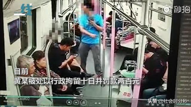 男子向女孩索要微信被拒 列车关门瞬间击打对方然后跑下车-3.jpg