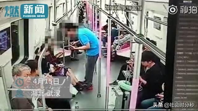 男子向女孩索要微信被拒 列车关门瞬间击打对方然后跑下车-1.jpg