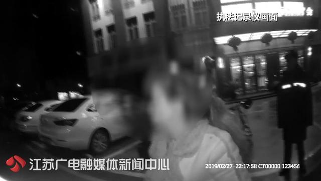 儿子儿媳冒充大叔和亲妈“网恋”！见面后，刀刀刺向要害-1.jpg
