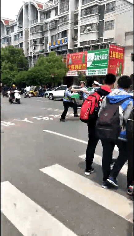 安徽安庆2名辅警街头互殴，警方：停岗当天即被辞退-1.jpg