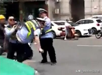 安徽安庆2名辅警街头互殴，警方：停岗当天即被辞退-2.jpg