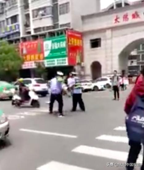 安徽安庆2名辅警街头互殴，警方：停岗当天即被辞退-4.jpg