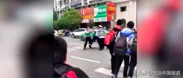 安徽安庆2名辅警街头互殴，警方：停岗当天即被辞退-3.jpg