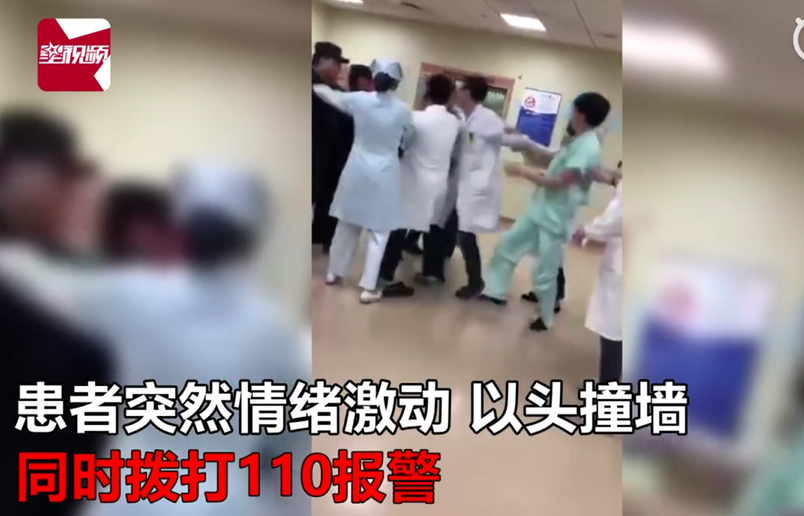 拒绝患者插队引发矛盾，医院专家被警方戴上手铐带走-2.png