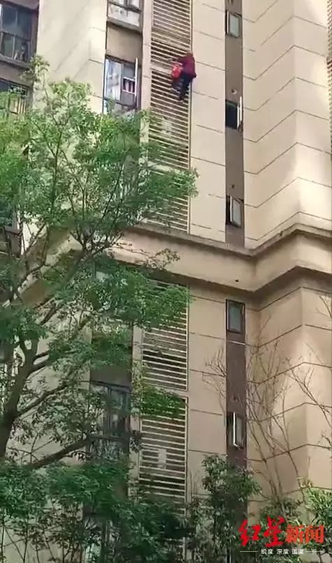 80多岁太婆徒手爬外墙！15楼到5楼！网友：复联5已发出邀请-3.jpg