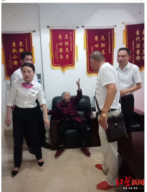 80多岁太婆徒手爬外墙！15楼到5楼！网友：复联5已发出邀请-4.jpg