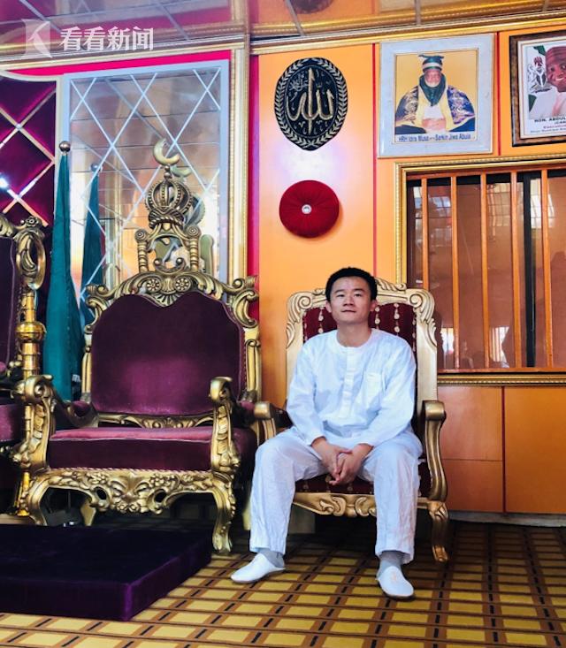 中国小伙当上尼日利亚酋长，土皇亲手递上权杖-3.jpg