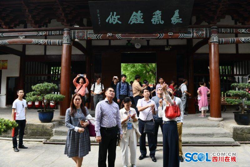 中国援助柬埔寨减贫示范合作项目培训人员到阆中考察-2.jpg