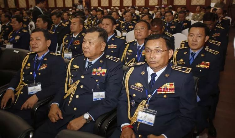 打击非法赌博无作为，3名柬警官被停职！-2.jpg