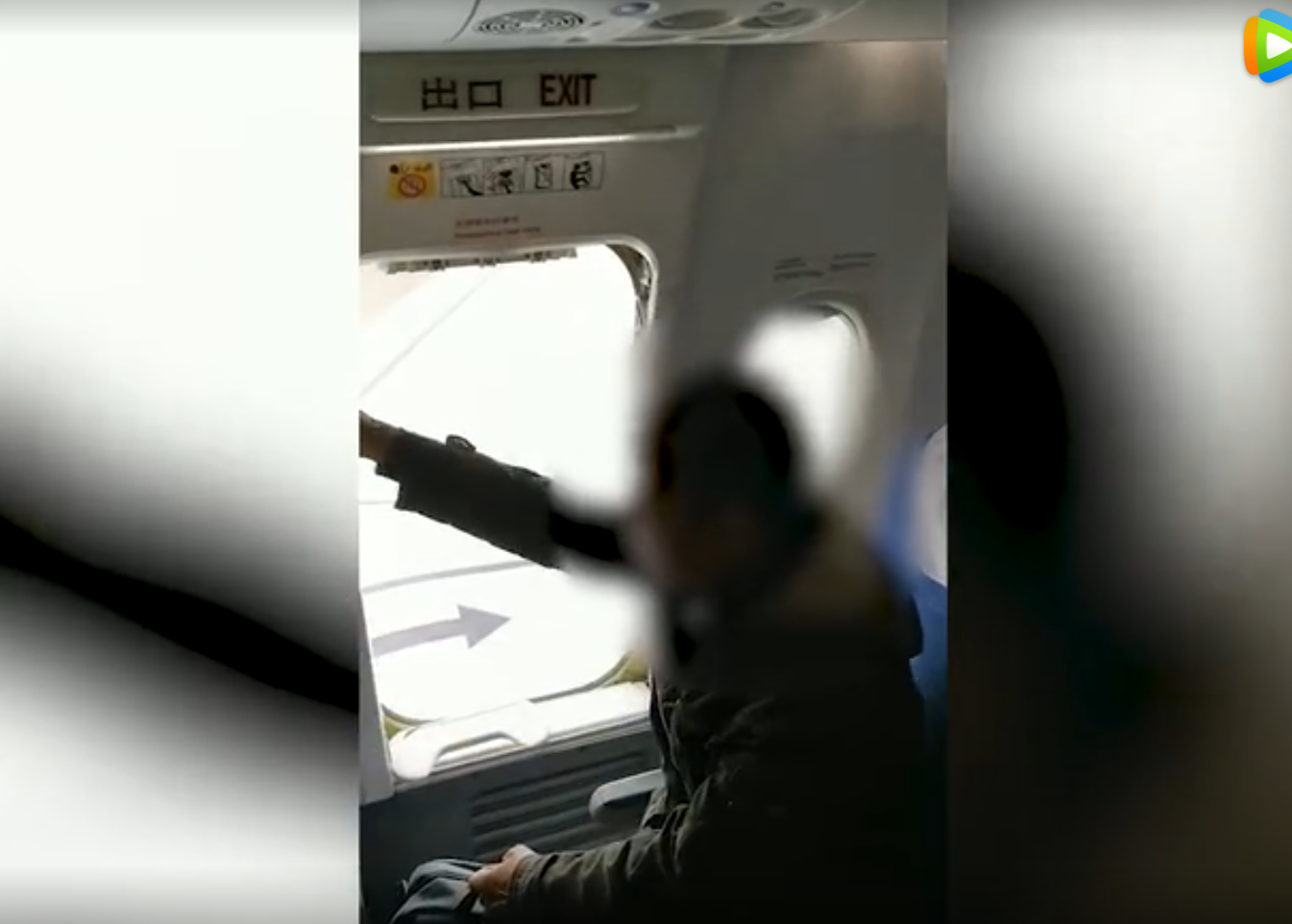 老人初次乘机，嫌下机慢开应急舱门被拘10天-1.png