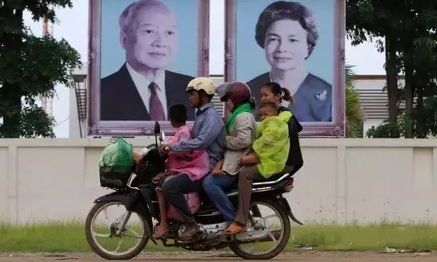 柬埔寨大咖们的摩托车杂技秀-13.jpg