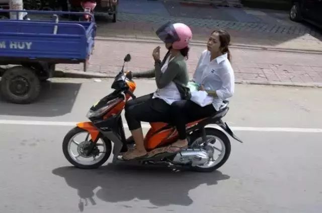 柬埔寨大咖们的摩托车杂技秀-11.jpg