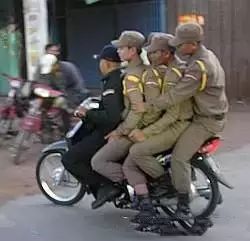 柬埔寨大咖们的摩托车杂技秀-8.jpg