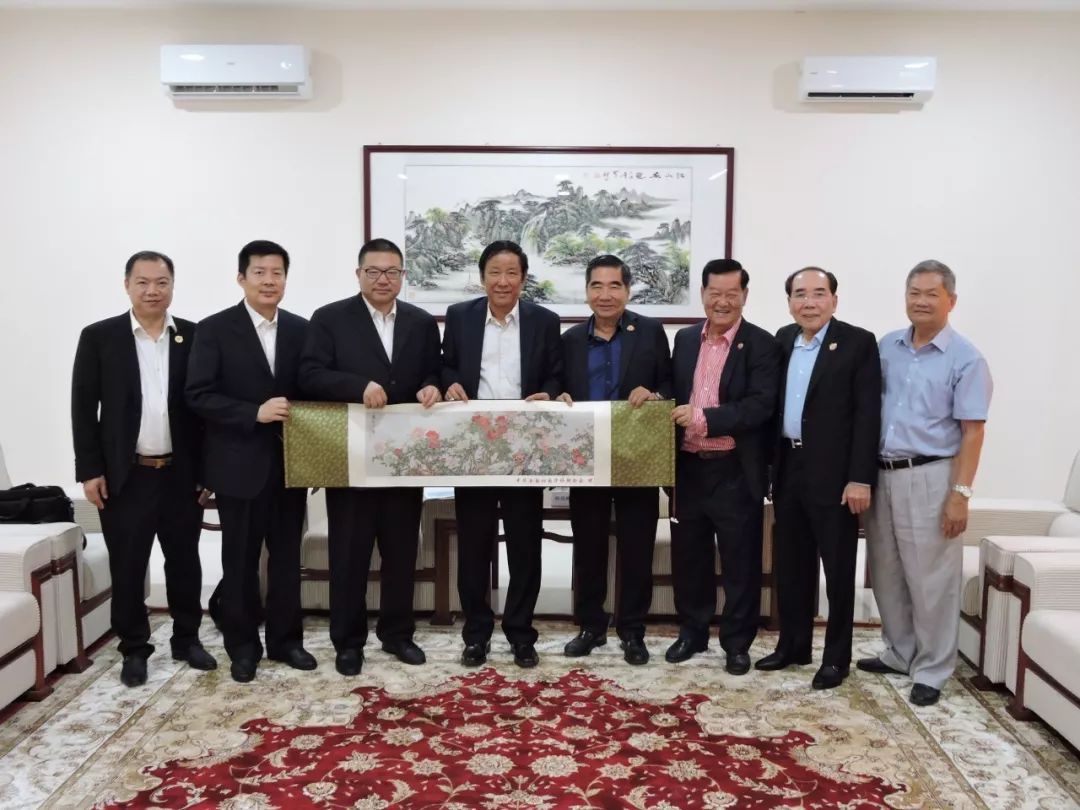 中国侨联经济科技部访问团拜访柬华总会-1.jpg
