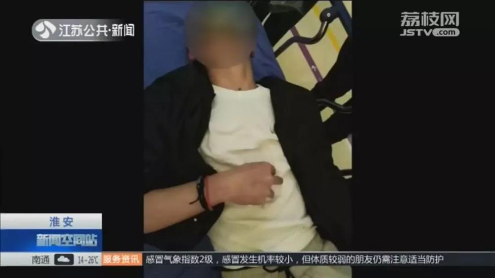 和女友吵完架，手指竟硬成了“鸡爪”！医生：气中毒了！-2.jpg