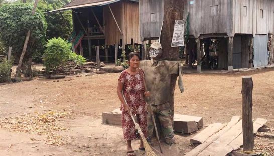hundreds-of-villagers-in-kratie-province-put-ting-mong-scarecrows-in-front-of-th.jpg
