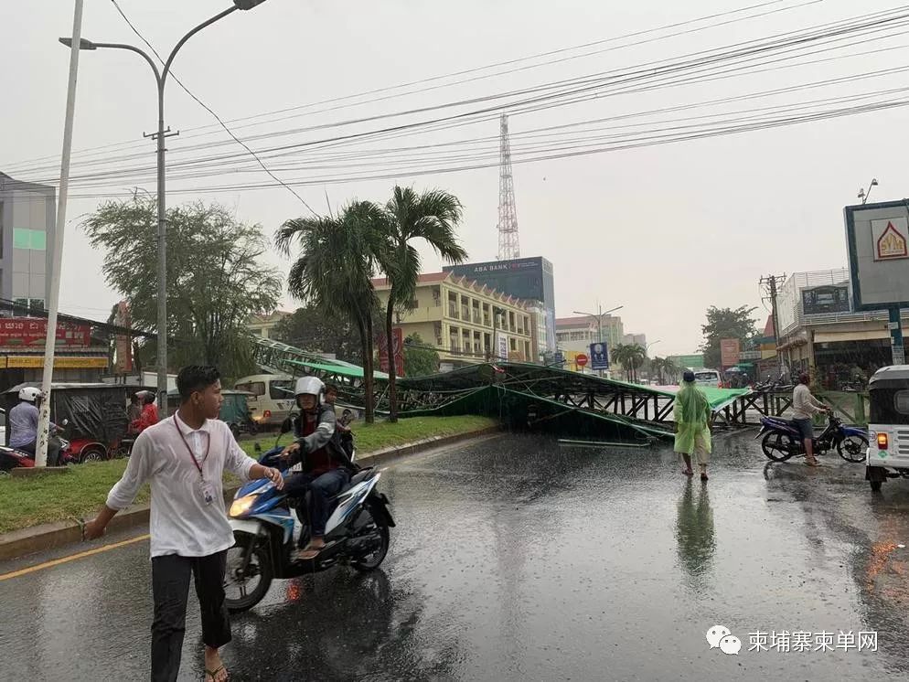 惊险！金边遭暴风雨突袭，巨型广告牌瞬间被掀翻！-6.jpg