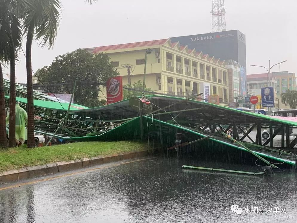 惊险！金边遭暴风雨突袭，巨型广告牌瞬间被掀翻！-4.jpg