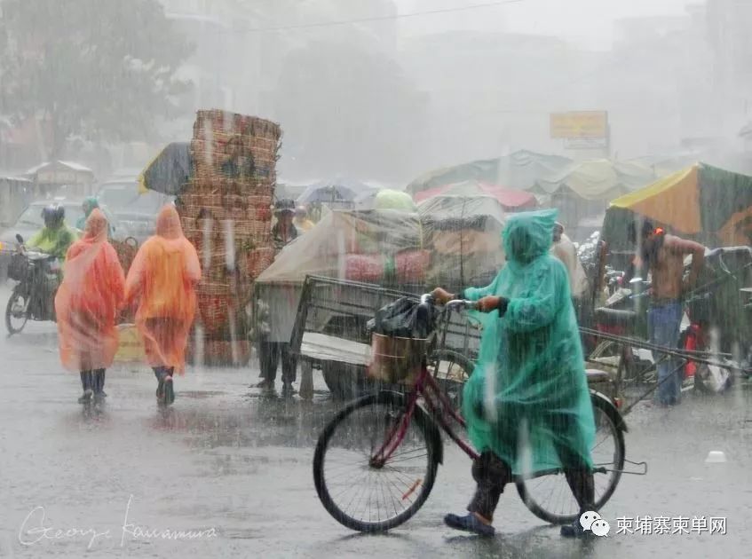 惊险！金边遭暴风雨突袭，巨型广告牌瞬间被掀翻！-3.jpg
