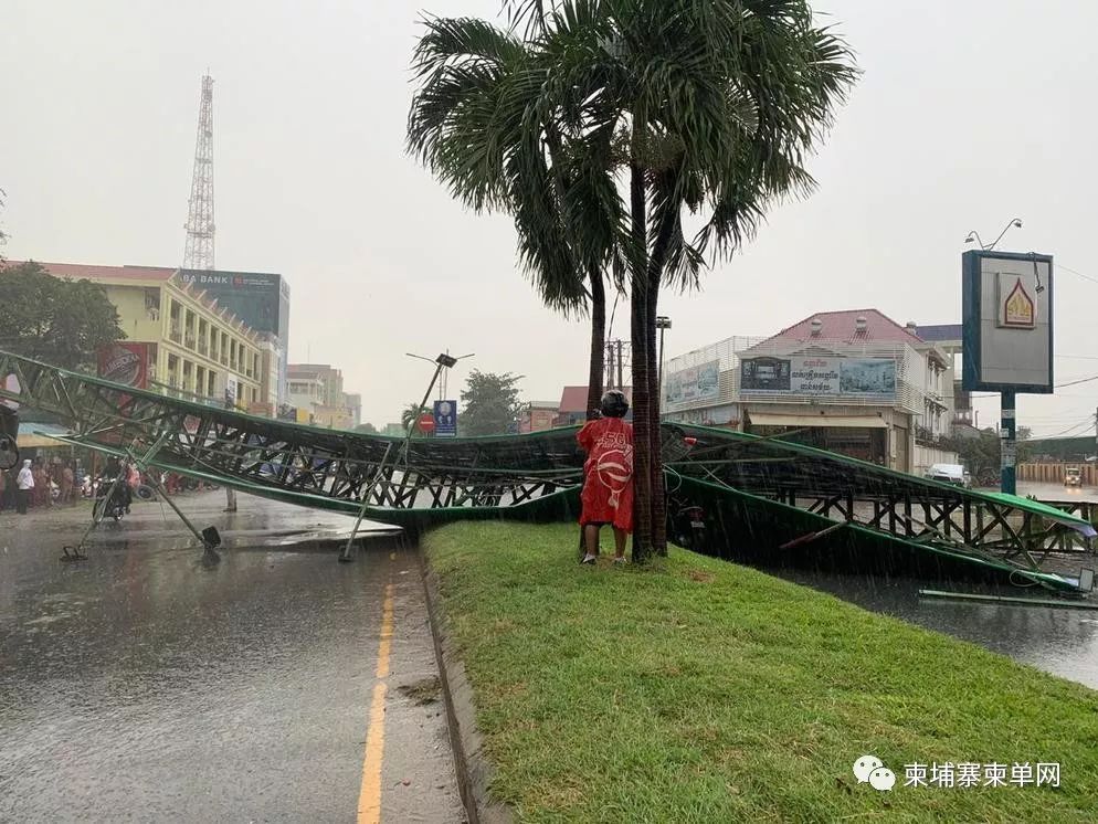 惊险！金边遭暴风雨突袭，巨型广告牌瞬间被掀翻！-5.jpg