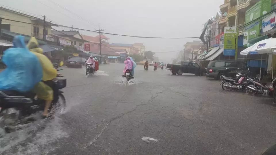 惊险！金边遭暴风雨突袭，巨型广告牌瞬间被掀翻！-11.jpg