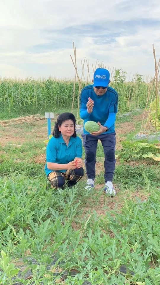 洪森竟徒手劈西瓜？看完又被撒了一把狗粮...（视频）-1.jpg