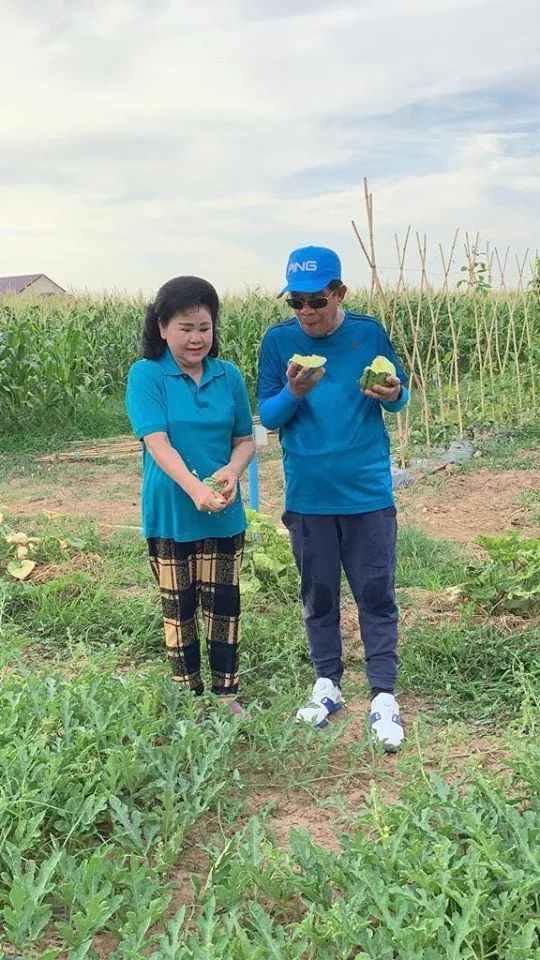 洪森竟徒手劈西瓜？看完又被撒了一把狗粮...（视频）-6.jpg