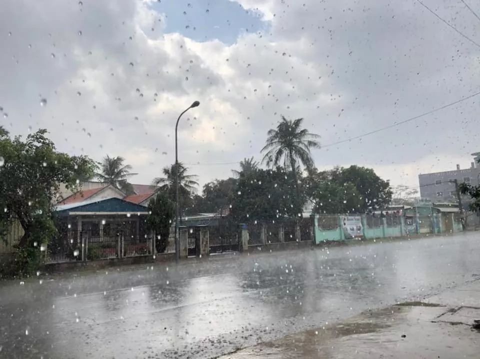 暴风雨肆虐柬埔寨，一工厂顶棚被掀翻！-3.jpg