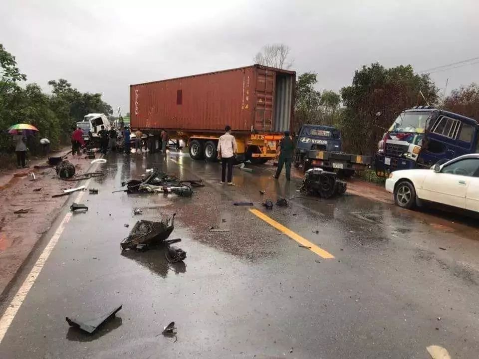 暴风雨肆虐柬埔寨，一工厂顶棚被掀翻！-9.jpg
