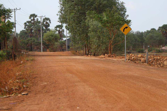 小林3-亚行提供资金修路。.jpg