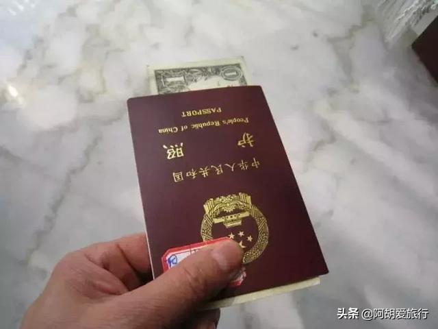 外国海关花式索要小费，只叮中国人吗-3.jpg